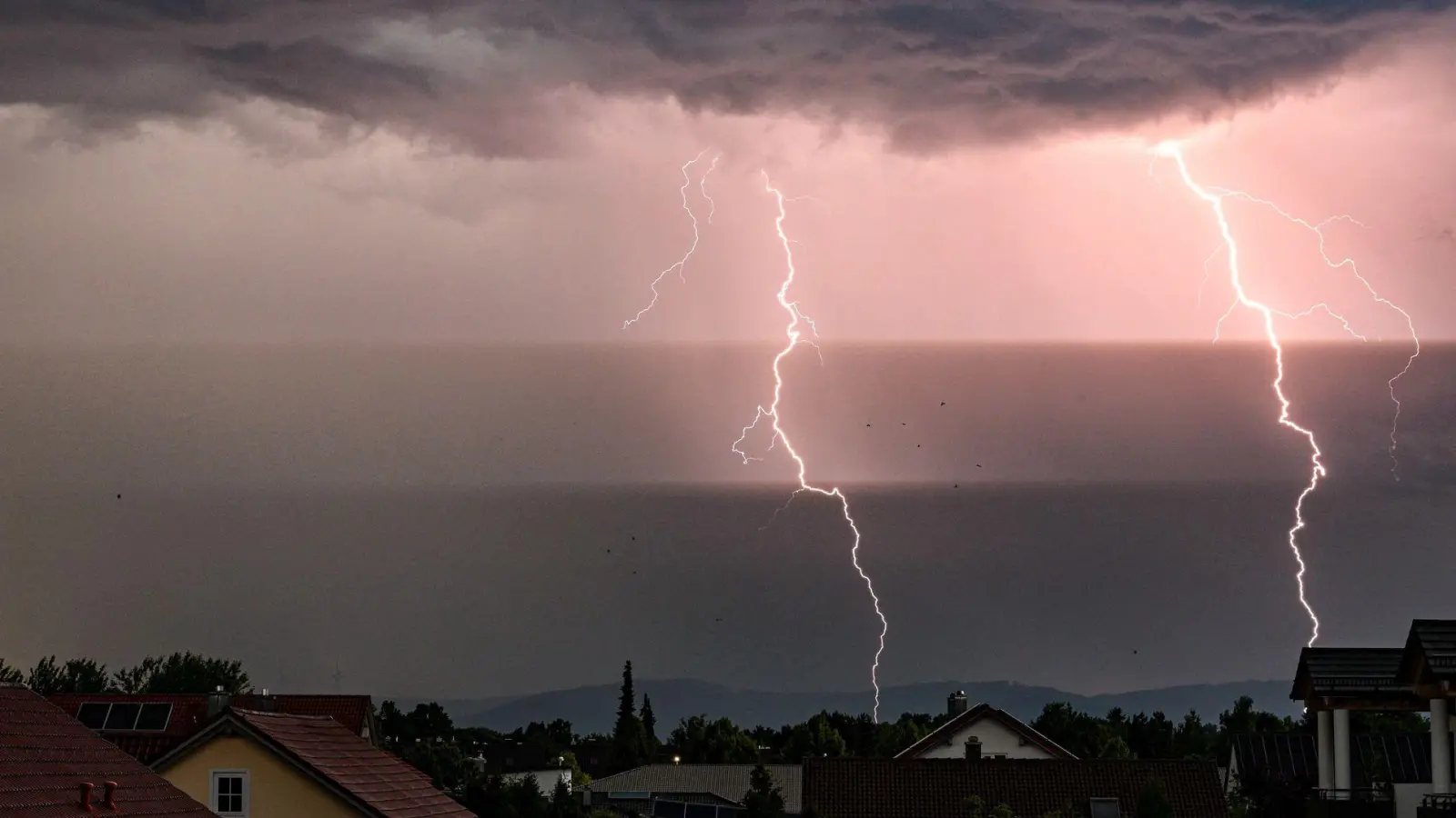 Hunderte Blitze gingen am Mittwoch über Bayern nieder, so wie hier bei Straubing.  (Foto: Armin Weigel/dpa)