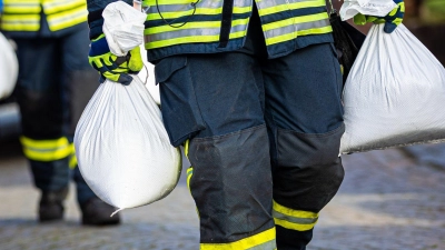 Feuerwehren rufen die Bevölkerung dazu auf, sich besser auf Naturkatastrophen vorzubereiten. (Archivbild) (Foto: Moritz Frankenberg/dpa)