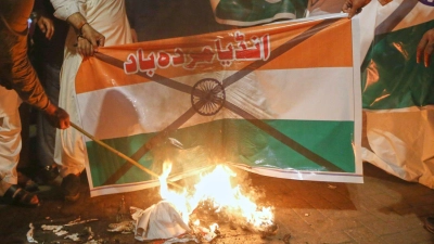 Demonstranten verbrennen eine indische Flagge während eines Protestes gegen indische Raketenangriffe. (Foto: Pervez Masih/AP/dpa)