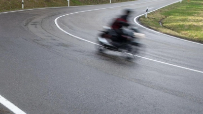 Beim Versuch, lediglich auf dem Hinterrad seines Motorrads zu fahren, verlor der Fahrer die Kontrolle. (Symbolbild) (Foto: Marijan Murat/dpa)