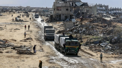 Lastwagen mit humanitärer Hilfe fahren in den Gazastreifen ein.  (Foto: Abed Rahim Khatib/dpa)