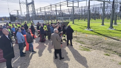Vor zahlreichen Besucherinnen und Besuchern wurde das erweiterte Umspannwerk in Winterschneidbach symbolisch in Betrieb genommen.  (Foto: Thomas Schaller)