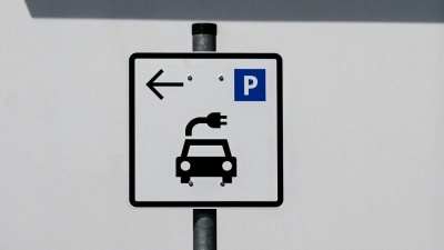 Die Zahl der Neuzulassungen von E-Autos in Deutschland zieht wieder an. (Archivbild) (Foto: Jens Kalaene/dpa)