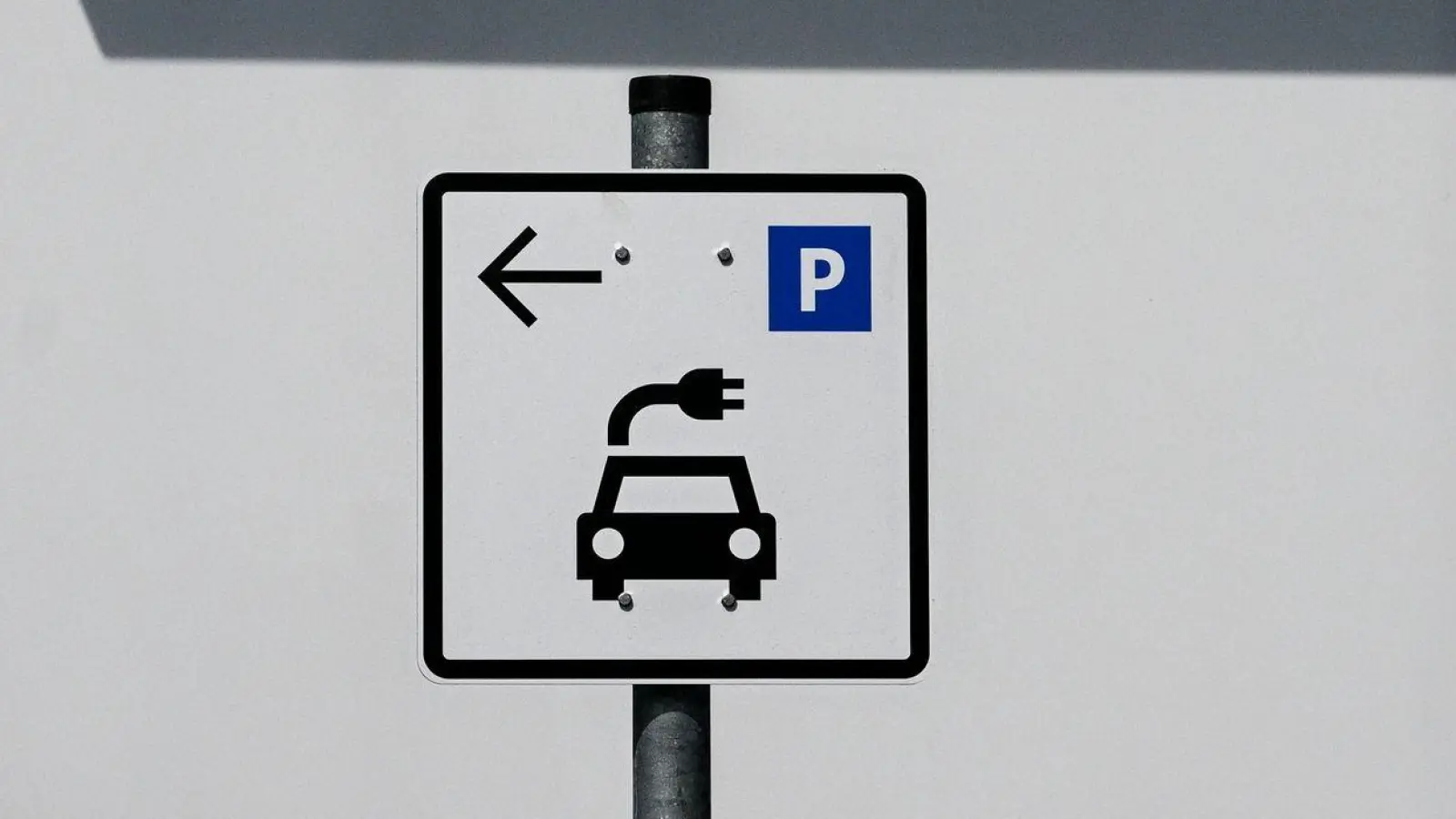 Die Zahl der Neuzulassungen von E-Autos in Deutschland zieht wieder an. (Archivbild) (Foto: Jens Kalaene/dpa)