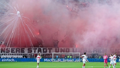 Eintracht Frankfurt ist wegen der Vorfälle beim Bundesligaspiel gegen den VfB Stuttgart mit einer hohen Geldstrafe belegt worden. (Archivbild)  (Foto: Uwe Anspach/dpa)
