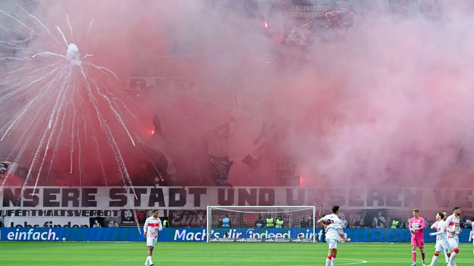 Eintracht Frankfurt ist wegen der Vorfälle beim Bundesligaspiel gegen den VfB Stuttgart mit einer hohen Geldstrafe belegt worden. (Archivbild)  (Foto: Uwe Anspach/dpa)