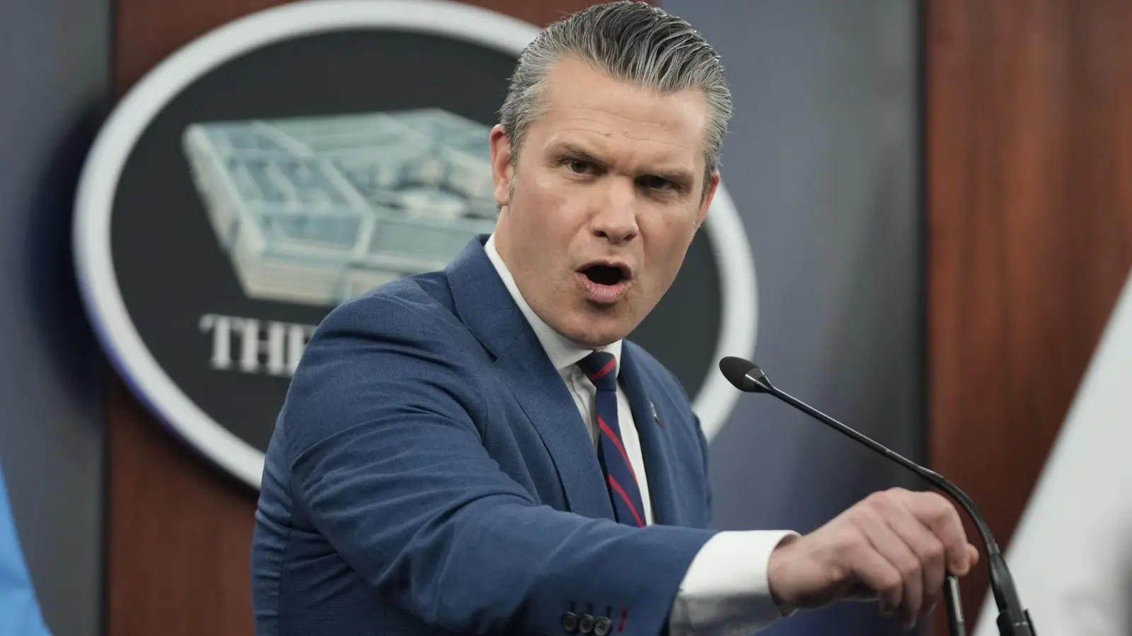 US-Verteidigungsminister Pete Hegseth äußert sich zum Krieg mit dem Iran. (Archivbild) (Foto: Mark Schiefelbein/AP/dpa)
