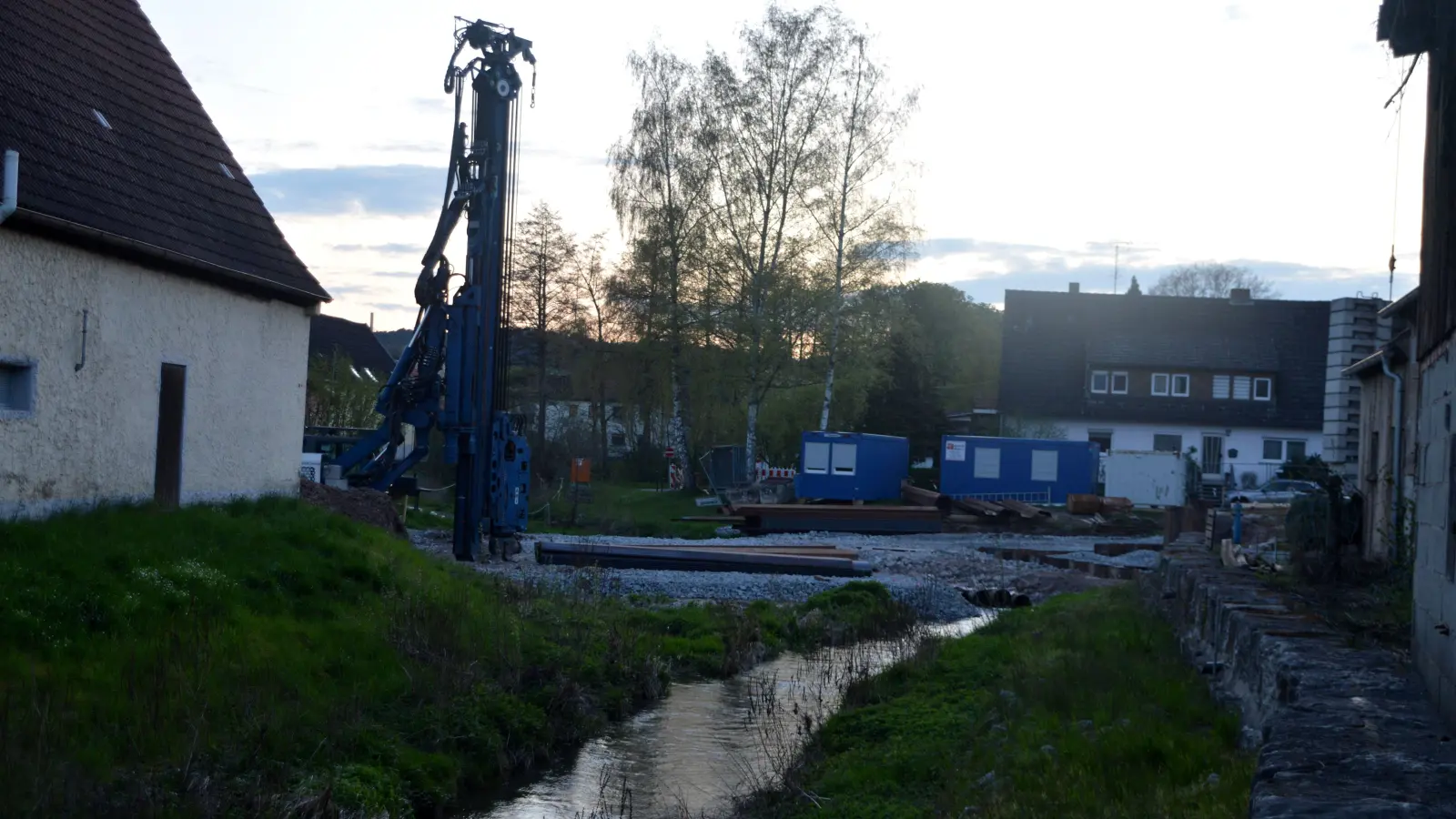 Das Beweisfoto: Die alte Steinachbrücke im Herzen Gutenstettens ist nicht mehr. Das Spezialfahrzeug und die Baustelle wirken im Abendlicht fast schon idyllisch.Fast. (Foto: Johannes Zimmermann)