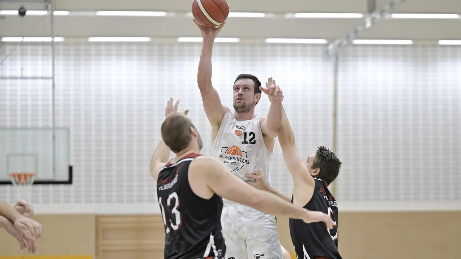 Auch von zwei Gegenspielern oft kaum aufzuhalten: Johannes Richter vom TTV Neustadt (hier gegen Vilsbiburg). (Foto: Martin Rügner)