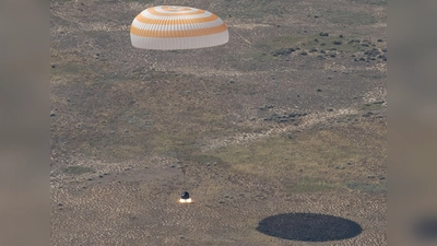 Die Raumkapsel Sojus MS-28 landet in der kasachischen Steppe (Foto: Bill Ingalls/Nasa/dpa)