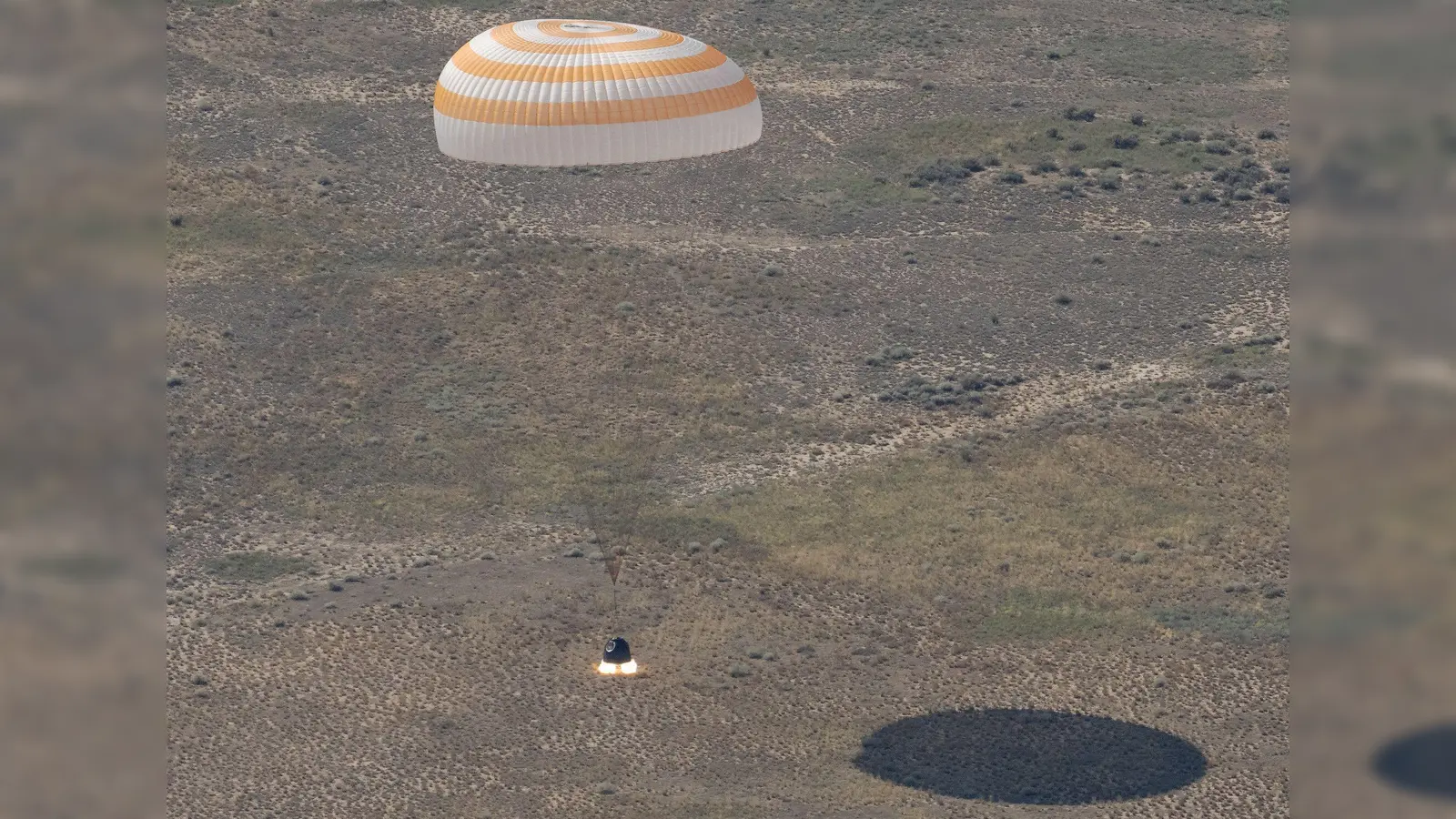 Die Raumkapsel Sojus MS-28 landet in der kasachischen Steppe (Foto: Bill Ingalls/Nasa/dpa)