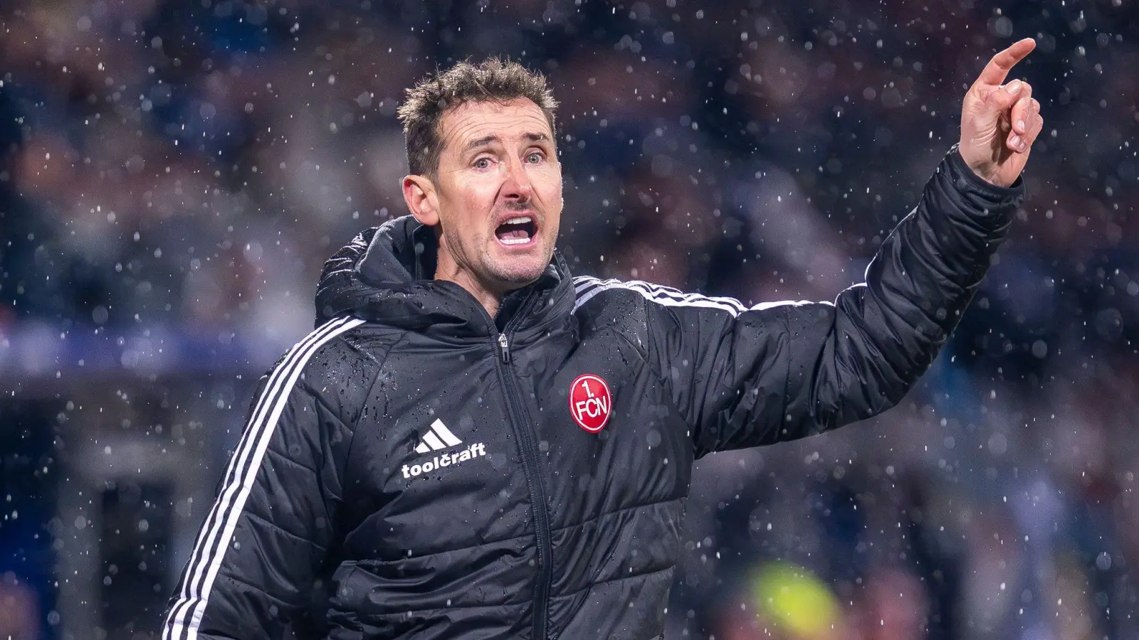 Miroslav Klose in Aktion am Spielfeldrand. (Foto: David Inderlied/dpa)