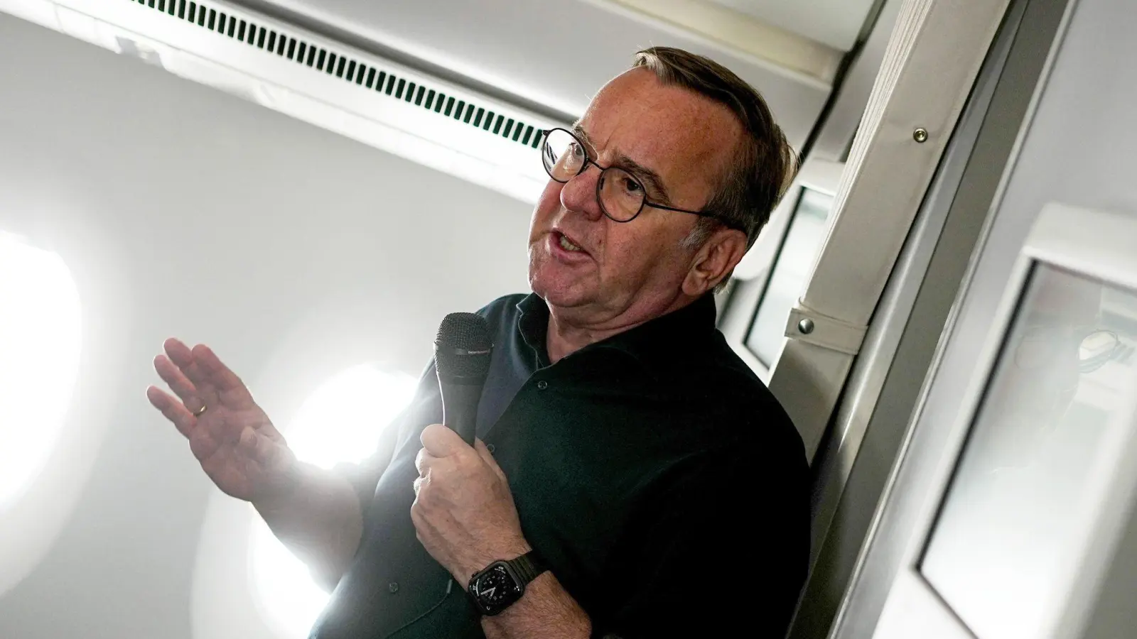 Der Verteidigungsminister auf dem Weg zu seinem ersten Besuch in Washington, seit Donald Trump US-Präsident ist. (Foto: Kay Nietfeld/dpa)