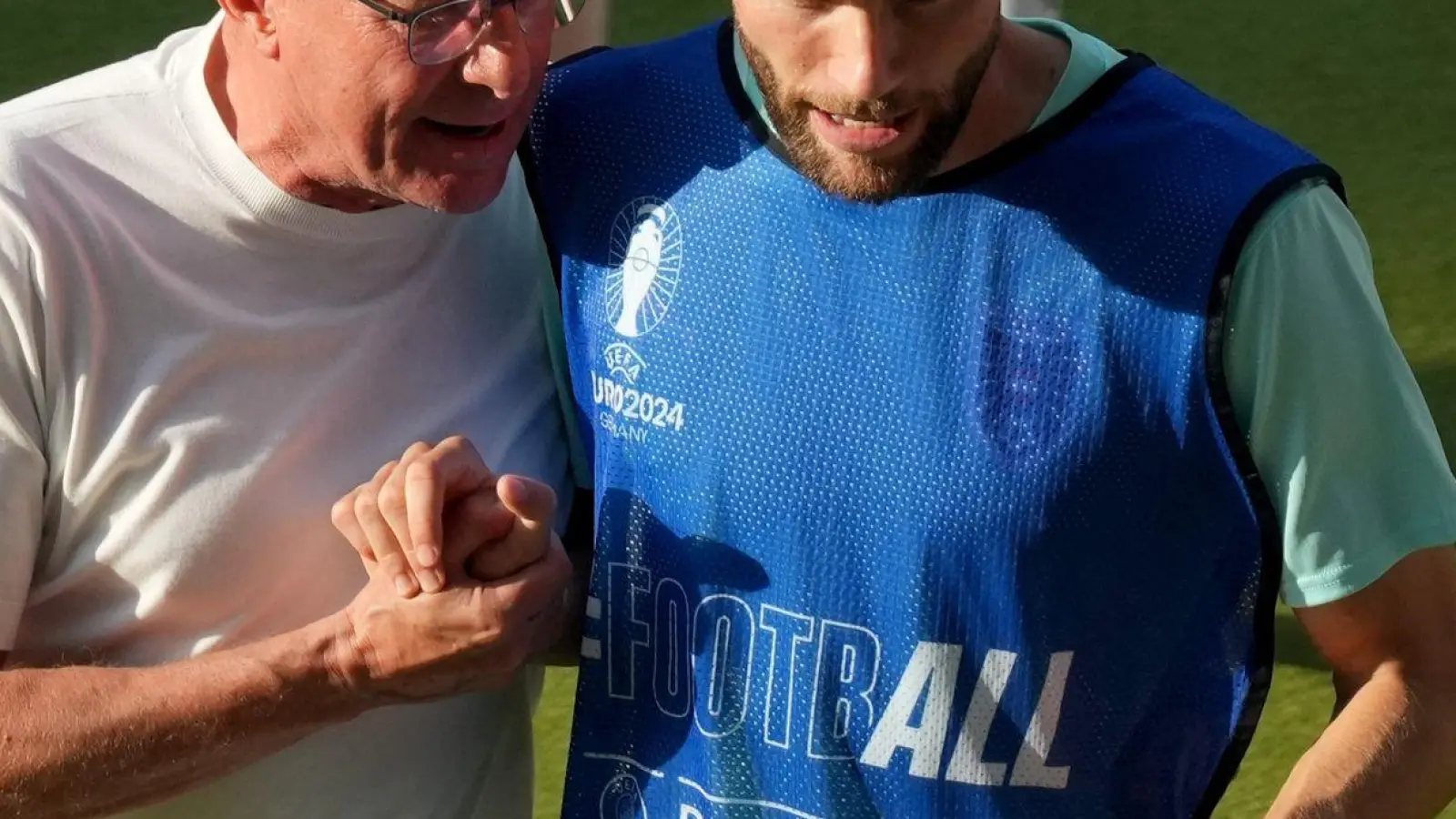 Österreichs Trainer Ralf Rangnick (l) spricht mit Österreichs Konrad Laimer. (Foto: Sören Stache/dpa)