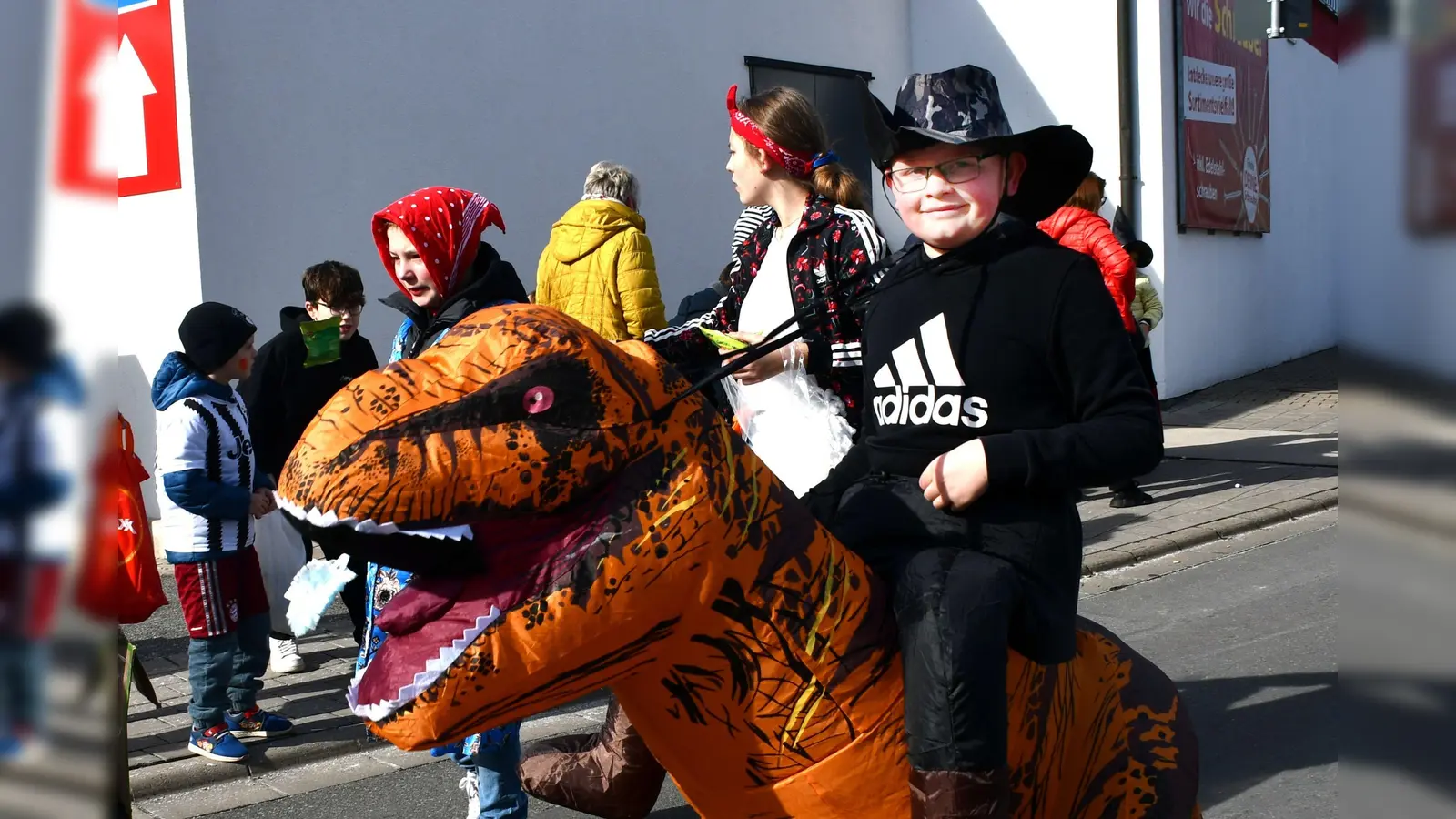 Närrischer Trubel in Markt Erlbach: Zahlreiche Kostümierte bildeten einen eindrucksvollen Gaudiwurm. Die Schaulustigen bekamen viel zu sehen. (Foto: Gudrun Schwarz-Köhler)