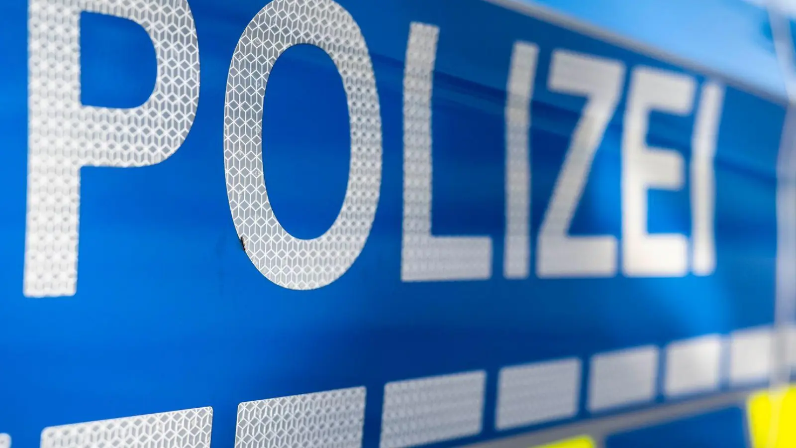 Die Polizei leitet den Verkehr an der Unfallstelle um, doch nicht alle halten sich daran. (Symbolbild) (Foto: David Inderlied/dpa)