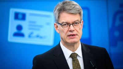 Verkehrsminister Schnieder plant Kostensenkungen bei Führerscheinen. (Foto: Bernd von Jutrczenka/dpa)