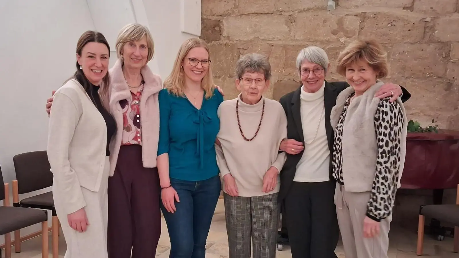 Der harte Kern der Heilsbronner Familienhilfe: Für ihr besonderes Engagement wurde die Vereinsinitiatorin Marga Güttler (Dritte von rechts) von der Vorstandschaft geehrt.  (Foto: Sophia Schmidt)
