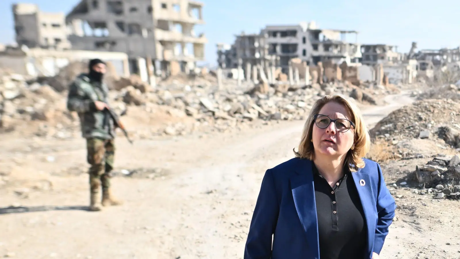 Schockiert sieht sich Entwicklungsministerin Svenja Schulze (SPD) im zerstörten Dschubar um. In dem Viertel lebt heute niemand mehr. Die Gebäude sind unbewohnbar. (Foto: Sebastian Gollnow/dpa)