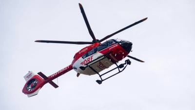 Mit schweren Verletzungen wird der Traktorfahrer ins Krankenhaus geflogen. (Symbolbild) (Foto: Stefan Sauer/dpa)