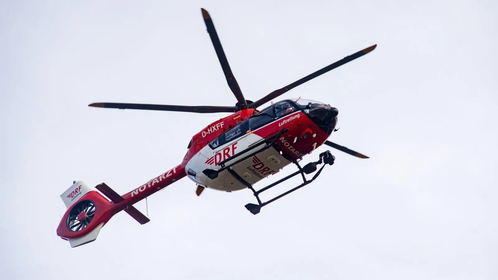 Mit schweren Verletzungen wird der Traktorfahrer ins Krankenhaus geflogen. (Symbolbild) (Foto: Stefan Sauer/dpa)