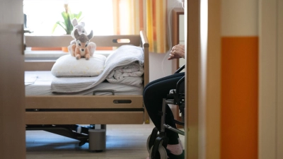 Heimplätze werden für Pflegebedürftige immer teurer. (Archivbild) (Foto: Sebastian Kahnert/dpa)