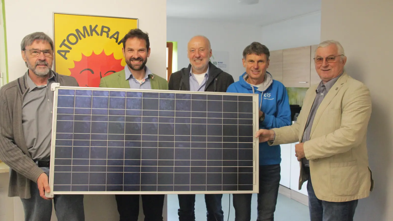 Günther Ries, Martin Stümpfig, Willi Krauss, Gerhard Bauer und Hans Schmidt (von links) setzen auf die Kraft der Sonne. Beim Tag der erneuerbaren Energien in Stadt und Landkreis Ansbach wollen sie zeigen, welche Alternativen es zu fossilen Brennstoffen gibt. (Foto: Robert Maurer)