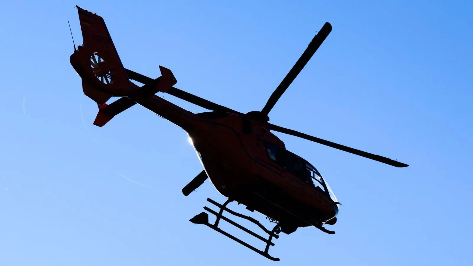 Die 15-Jährige wurde mit dem Rettungshubschrauber ins Krankenhaus gebracht. (Symbolbild: Julian Stratenschulte/dpa)