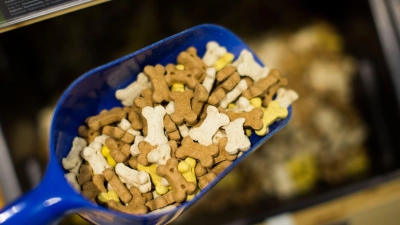 Die Hersteller von Tierfutter waren in den vergangenen Jahren ebenfalls mit steigenden Kosten konfrontiert. (Foto: Rolf Vennenbernd / dpa)