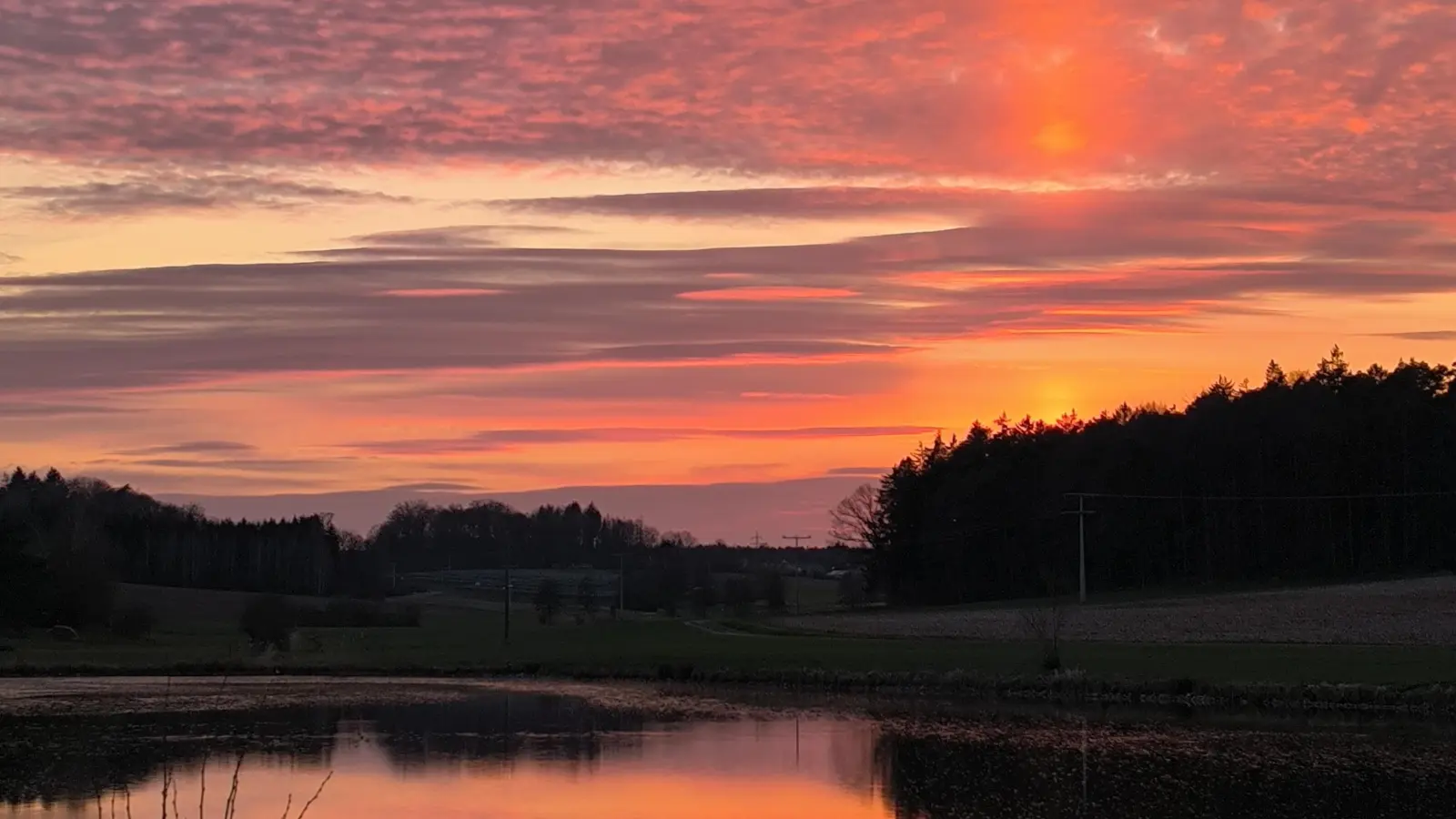 Sonnenuntergang am Dorfweiher - gesehen bei Kaierberg. (Foto: Margit Lechner)