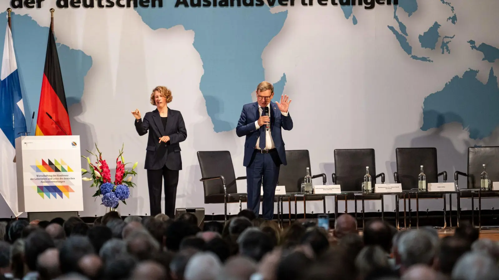 Außenminister Johann Wadephul (CDU) macht beim Wirtschaftstag der Botschafterkonferenz im Auswärtigen Amt Druck für den Abschluss der Freihandelsabkommen mit dem Mercosur-Staatenbund und Indien noch dieses Jahr. (Foto: Fabian Sommer/dpa)