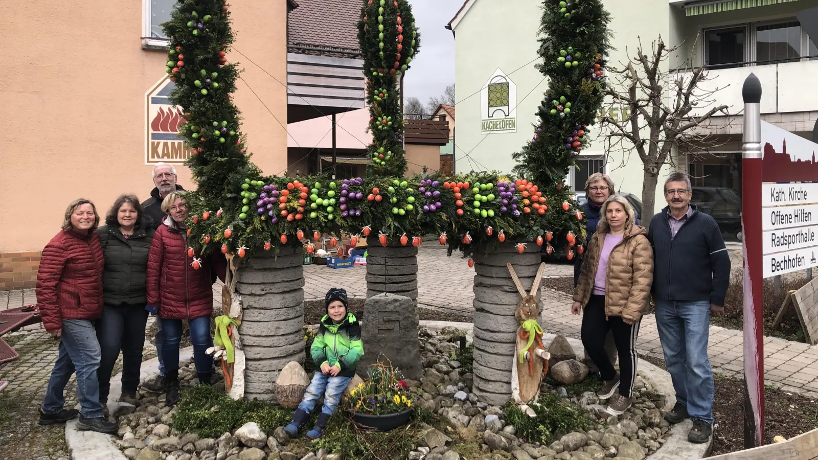 Die Botschaft „Frohe Ostern” überbringt die geschmückte Osterkrone in Bechhofen. (Foto: Johannes Flierl)