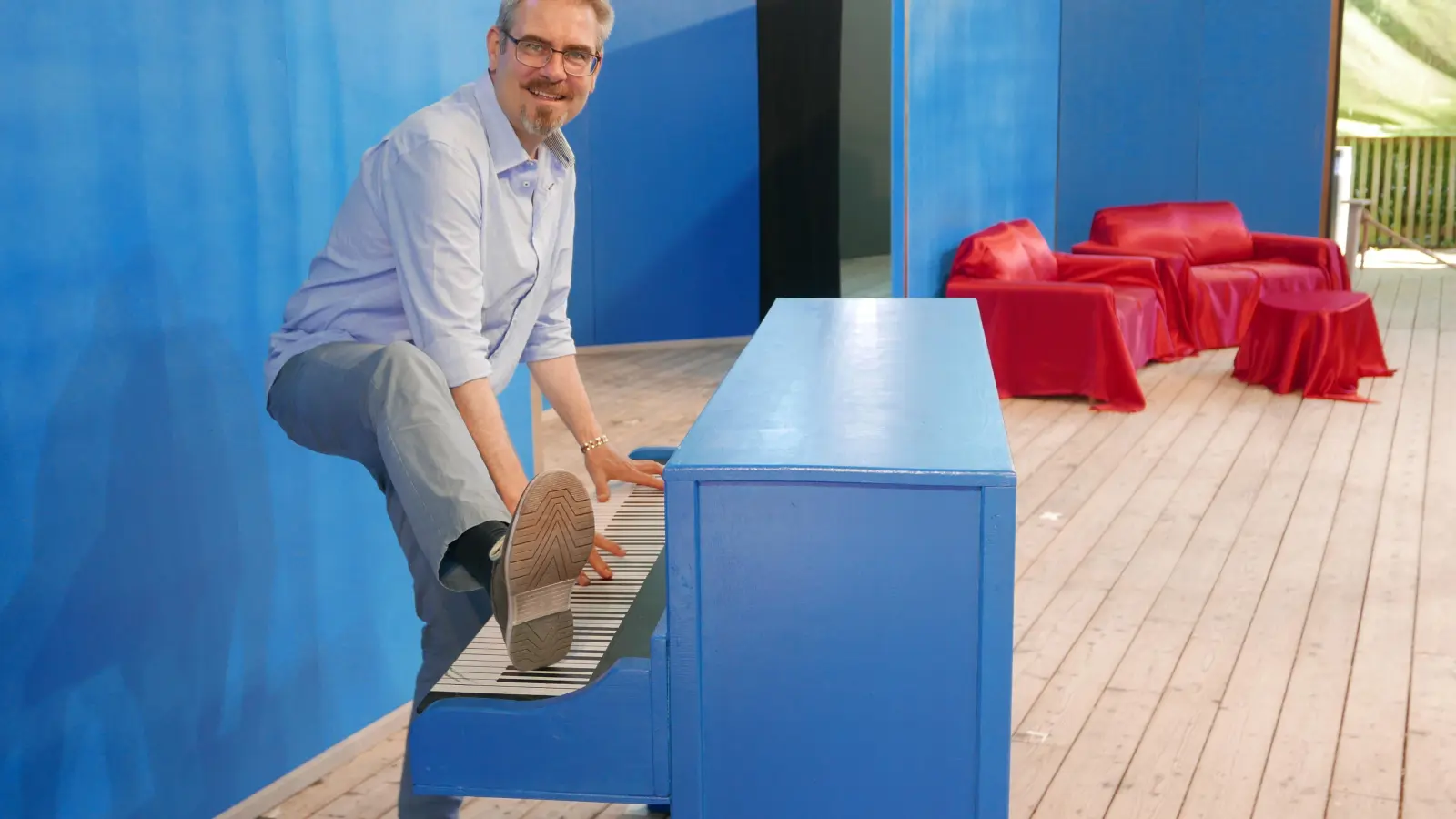 Mozart soll ja mal mit der Nase gespielt haben. Andreas Harwath haut mit seinem Fuß in die Tasten. Zum Glück ist das Klavier nicht echt. (Foto: Roman Kocholl)