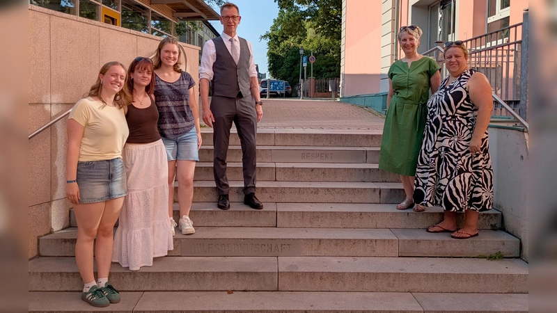 Werte, die bleiben: An den Setzstufen der Treppe stehen Begriffe, die den Schülerinnen und Schülern wichtig sind. Die Lehrerinnen Julia Rieder (von rechts) und Susanne Fischer sowie Schulleiter Stefan Exner freuen sich mit den Wertebotschafterinnen Josephine Schwab, Adelina Benner und Lea Wangler.  (Foto: Leo Kafke)