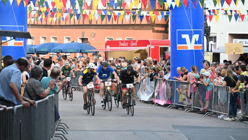 Rennfieber im Herzen Leutershausens: Die Sportlerinnen und Sportler wurden kräftig angefeuert. (Foto: Wolfgang Grebenhof)