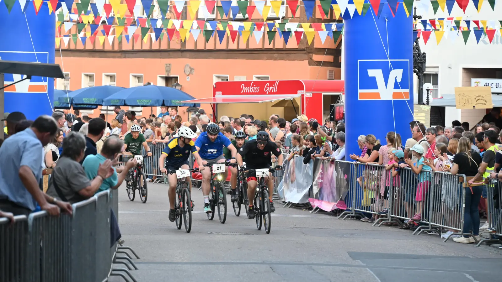 Rennfieber im Herzen Leutershausens: Die Sportlerinnen und Sportler wurden kräftig angefeuert. (Foto: Wolfgang Grebenhof)