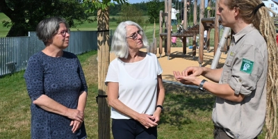 Besprechung im Grünen: Anke Merklein, Angela Zwerner und Benjamin Krauthahn (von links) arbeiteten in Ansbach-Schalkhausen für die Zertifizierung als Naturpark-Schule eng zusammen. (Foto: Manfred Blendinger)