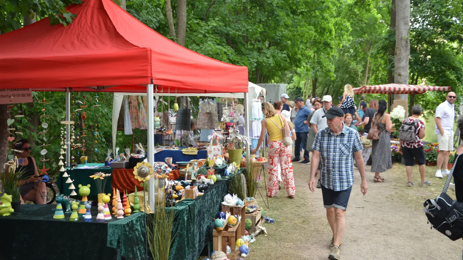 Keramiken waren an der Kunstmeile in Emskirchen in allen Farben zu sehen. (Foto: Christa Frühwald)