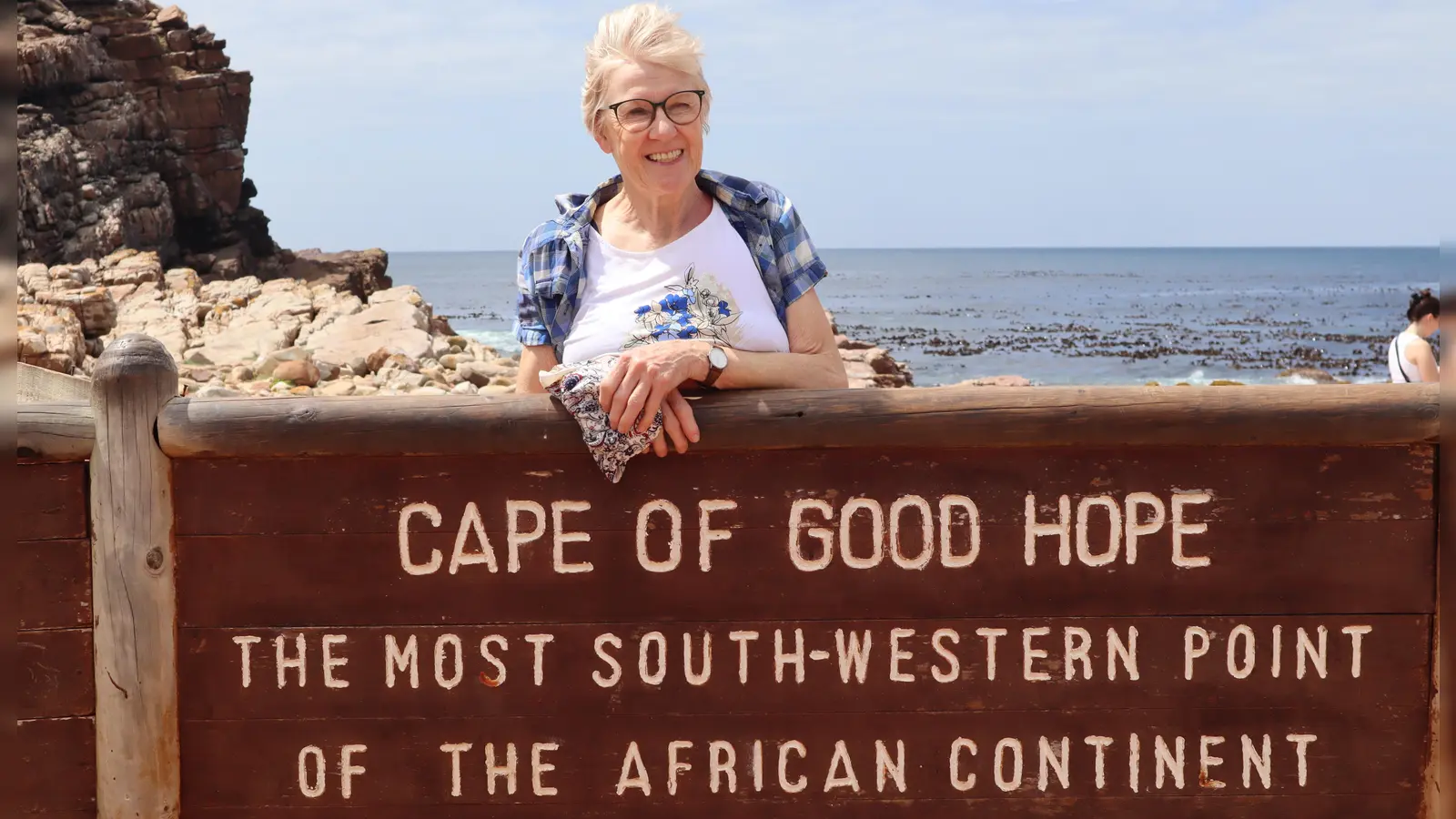 Ein außergewöhnlicher Moment, festgehalten fürs Familienalbum: Das Kap der Guten Hoffnung ist der südwestlichste Punkt Afrikas. Hier treffen der Indische und der Atlantische Ozean aufeinander. (Foto: Gudrun Bayer)