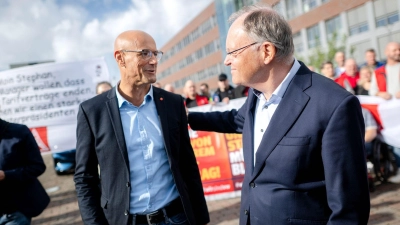 Der stellvertretende VW-Betriebsratsvorsitzende Herbert de Vries (l.) am Werk in Emden setzt im Streit um die Sparpläne beim Autobauer auf die Unterstützung von Niedersachsens Ministerpräsidenten und Aufsichtsratsmitglied Stephan Weil. (Foto: Sina Schuldt/dpa)