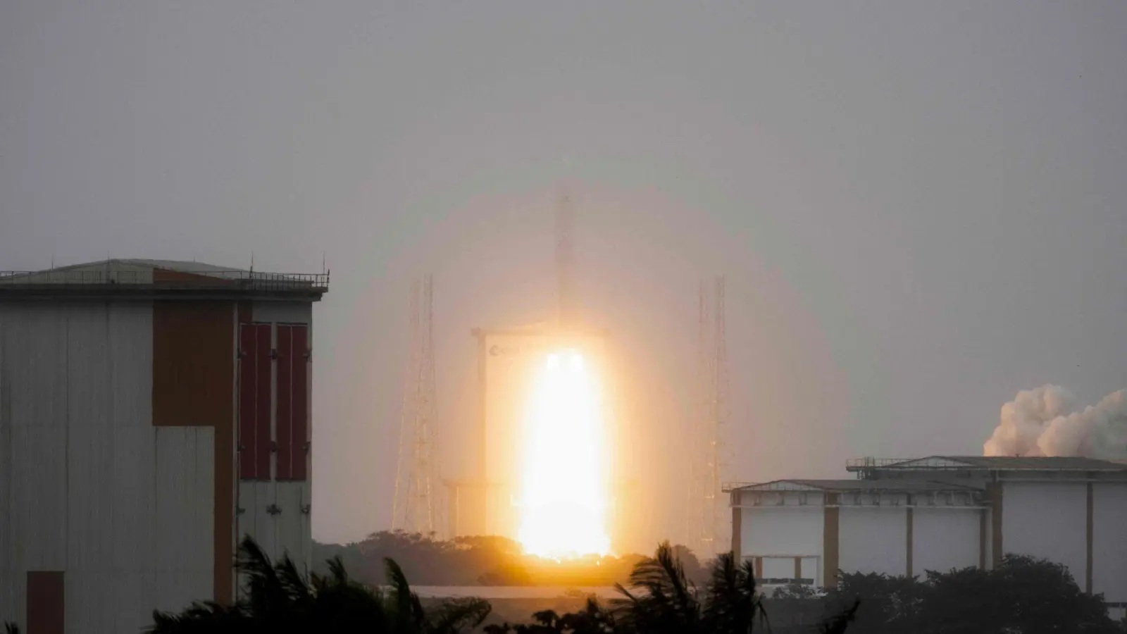 Die Trägerrakete Ariane 6 ist erstmals für einen kommerziellen Flug erfolgreich ins All gestartet. An Bord hat sie einen Satelliten der französischen Luftwaffe.  (Foto: Ronan Lietar/AFP/dpa)