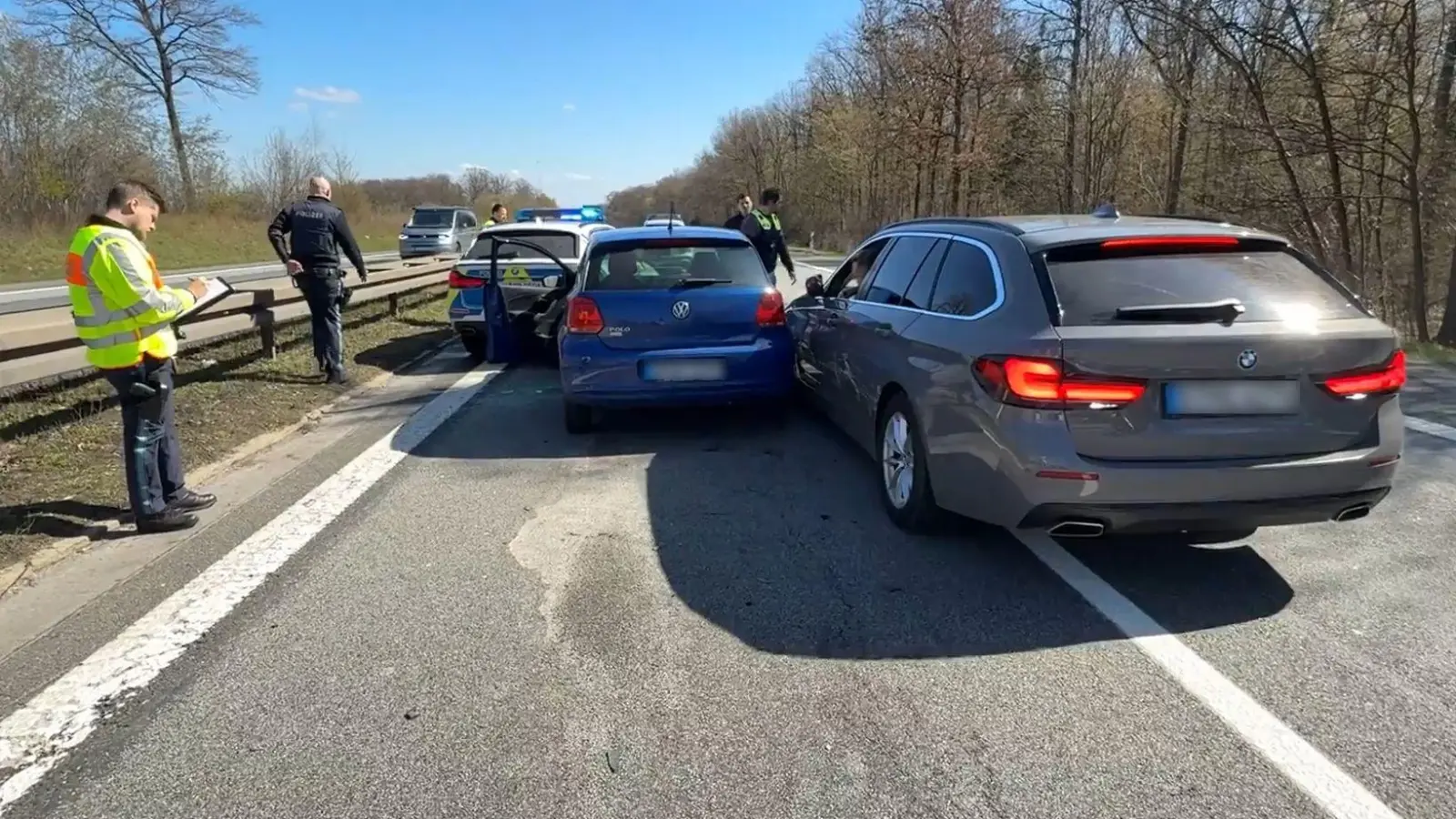 Mehrere Polizeiwagen verfolgten das Auto bei der Fahrt über die Autobahnen 7 und 70. (Foto: Michaela Johannsen/dpa)
