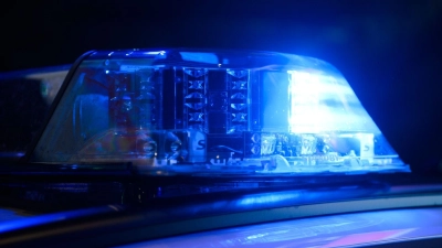 Bevor Schlimmeres passieren konnte, stoppte eine Streife eine 22-Jährige auf der A7.  (Symbolbild: Julian Stratenschulte/dpa)