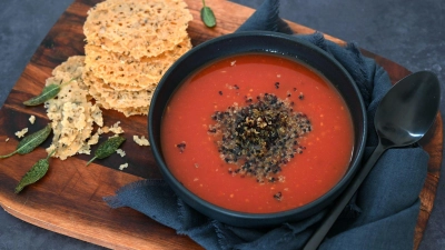 Der Clou dieser Tomatensuppe sind knackige Quinoa und knusprige Parmesanchips. (Foto: Julia Uehren/loeffelgenuss.de/dpa-tmn)