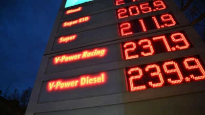 Die Bundesregierung will wegen der steigenden Spritpreise eingreifen.  (Foto: Katharina Kausche/dpa)