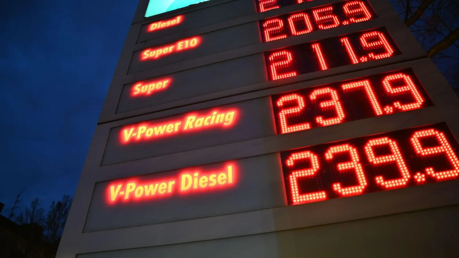 Die Bundesregierung will wegen der steigenden Spritpreise eingreifen.  (Foto: Katharina Kausche/dpa)