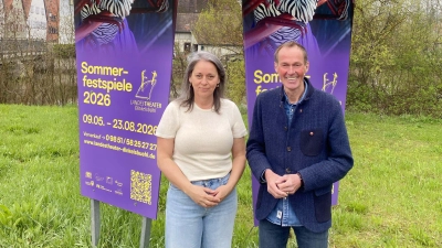 Sind voller Vorfreude auf den Dinkelsbühler Festspielsommer: Landestheater-Intendantin Jasmin Meindl und Oberbürgermeister Dr. Christoph Hammer. (Foto: Stadt Dinkelsbühl/Laura Krehn)