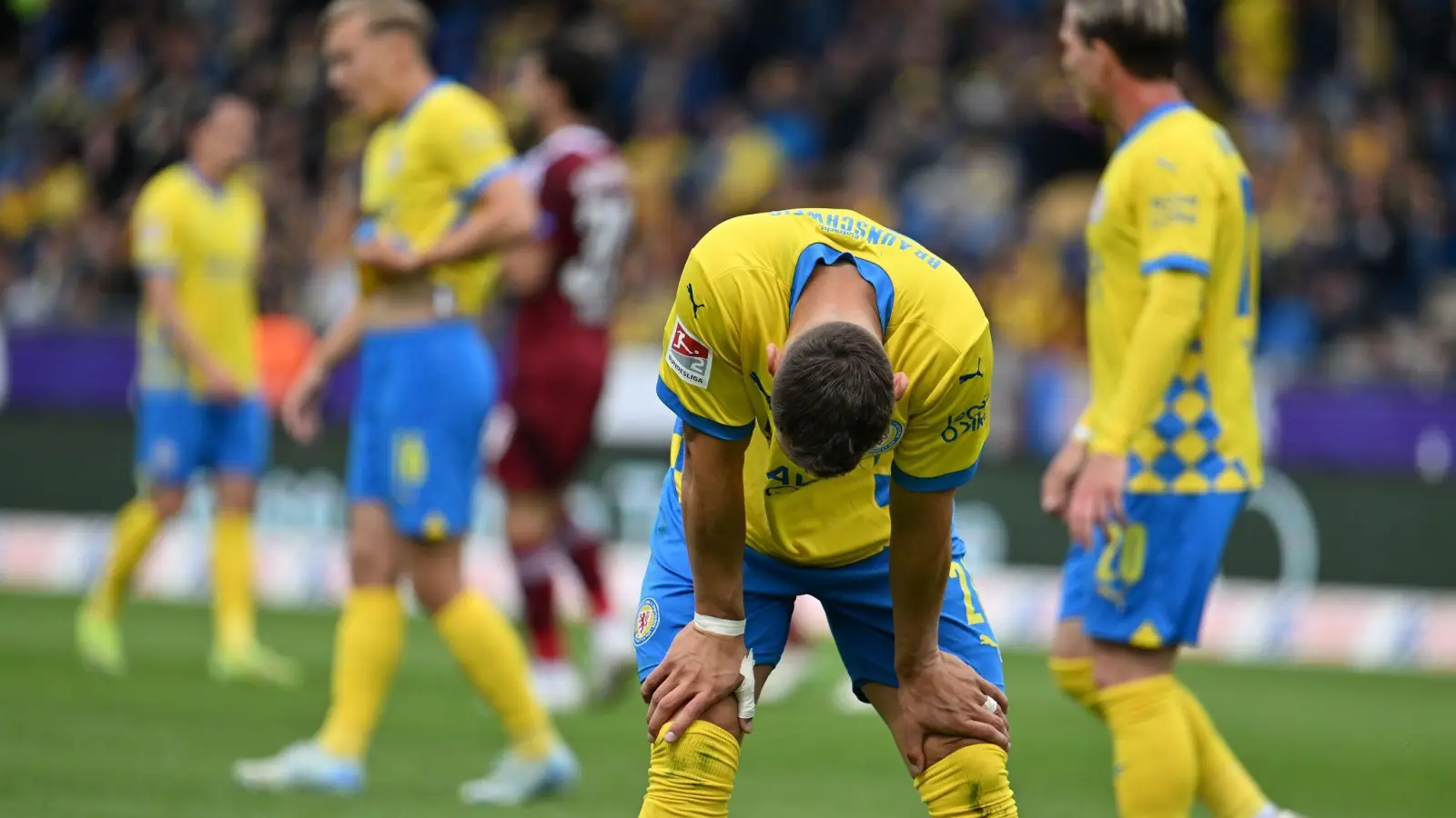 Braunschweiger Entsetzen: Sven Köhler nach dem Gegentor zum 0:4. (Foto: Swen Pförtner/dpa)