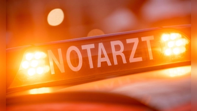 Ein Notarzt begleitete den Rettungsdienst. (Symbolbild) (Foto: Lino Mirgeler/dpa)