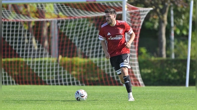 Mit einer starken Balleroberung leitete Abwehrspieler Michael Strempfl (hier in einer anderen Begegnung) bereits in der 3. Minute das 2:0 für den TSC Neuendettelsau ein.  (Foto: Martin Rügner)